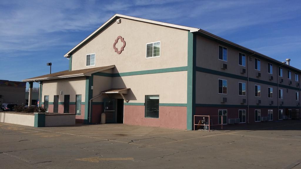 Value Inn & Suites Salina Exterior photo