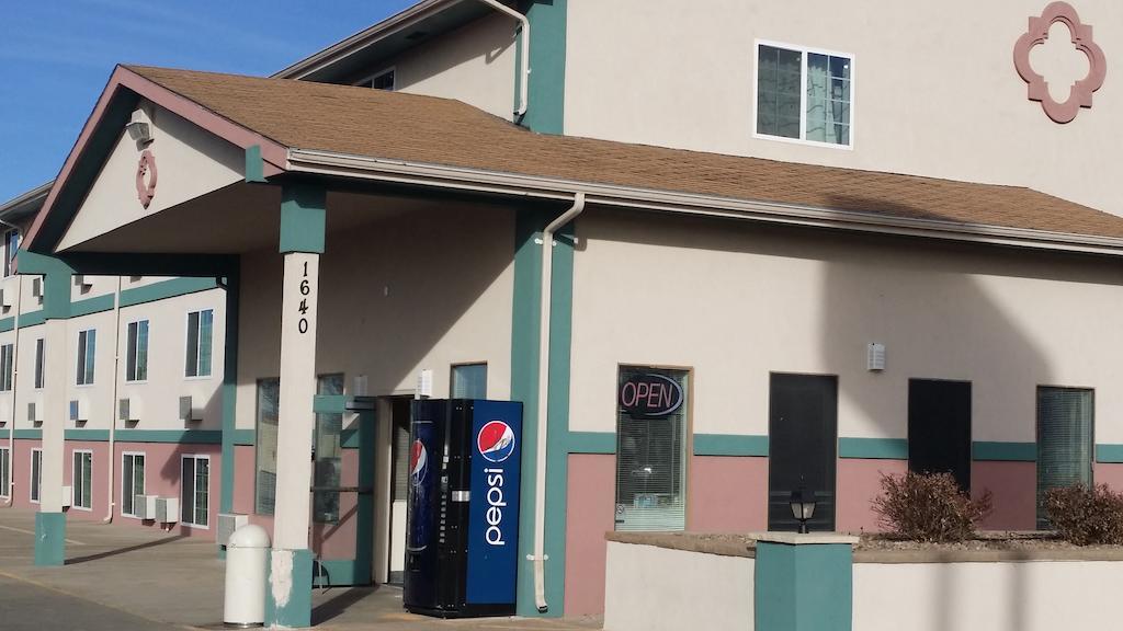 Value Inn & Suites Salina Exterior photo