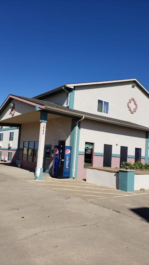 Value Inn & Suites Salina Exterior photo